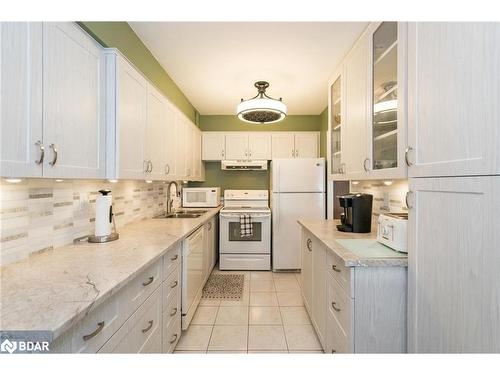 504-50 Baif Boulevard, Richmond Hill, ON - Indoor Photo Showing Kitchen