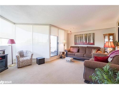 504-50 Baif Boulevard, Richmond Hill, ON - Indoor Photo Showing Living Room