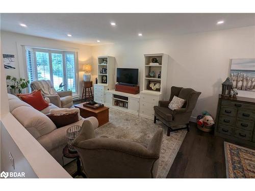 211 Sunset Crescent, Stroud, ON - Indoor Photo Showing Living Room