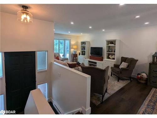 211 Sunset Crescent, Stroud, ON - Indoor Photo Showing Living Room