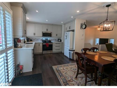 211 Sunset Crescent, Stroud, ON - Indoor Photo Showing Dining Room