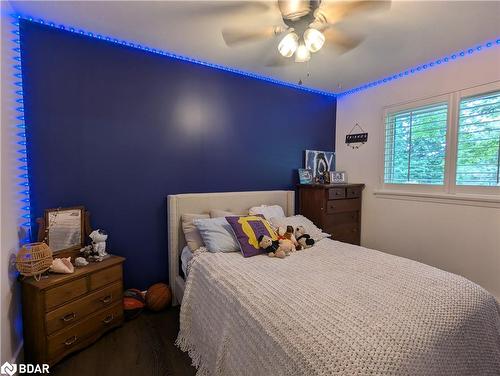 211 Sunset Crescent, Stroud, ON - Indoor Photo Showing Bedroom