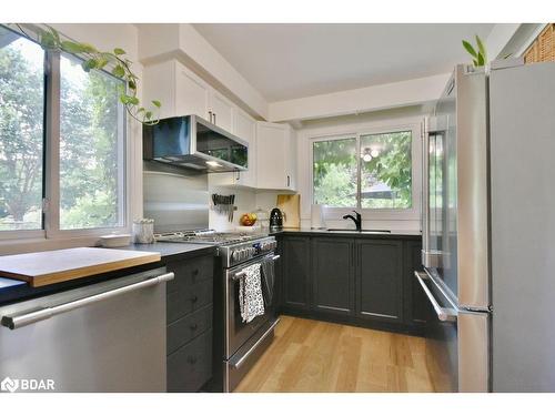 34 Belcourt Avenue, Barrie, ON - Indoor Photo Showing Kitchen