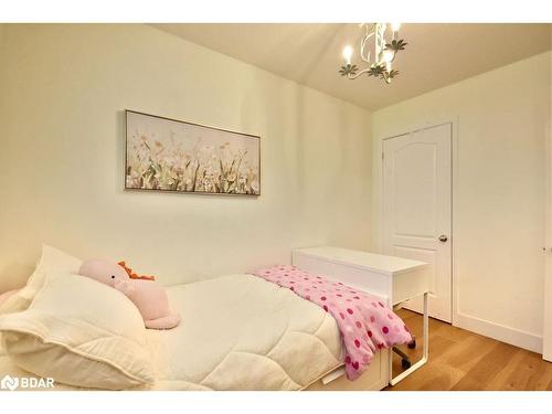 34 Belcourt Avenue, Barrie, ON - Indoor Photo Showing Bedroom