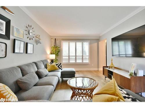 34 Belcourt Avenue, Barrie, ON - Indoor Photo Showing Living Room