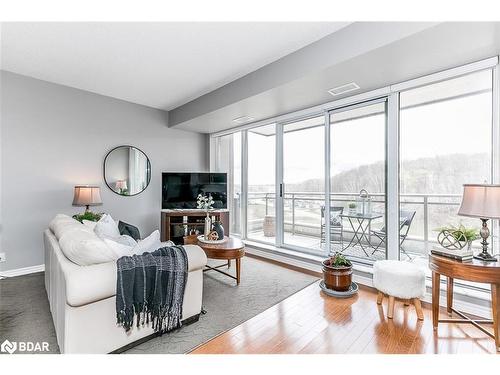 608-699 Aberdeen Boulevard, Midland, ON - Indoor Photo Showing Living Room