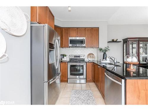 608-699 Aberdeen Boulevard, Midland, ON - Indoor Photo Showing Kitchen