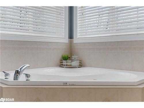 30 Capilano Court, Barrie, ON - Indoor Photo Showing Bathroom