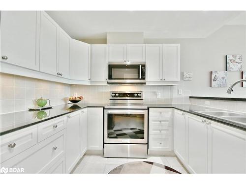 509-6 Toronto Street, Barrie, ON - Indoor Photo Showing Kitchen