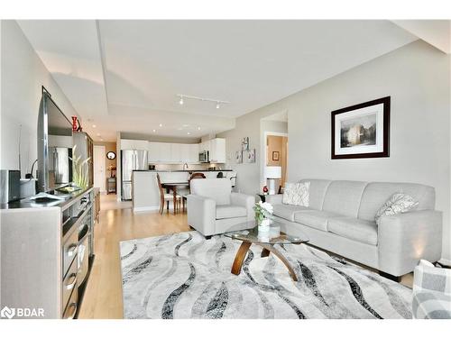 509-6 Toronto Street, Barrie, ON - Indoor Photo Showing Living Room