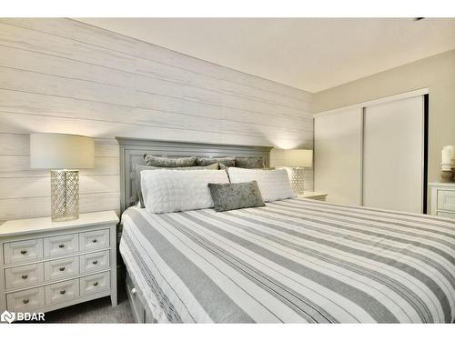 52 Versailles Crescent, Barrie, ON - Indoor Photo Showing Bedroom