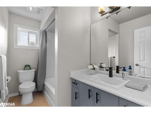 19 Peck Street, Barrie, ON - Indoor Photo Showing Bathroom