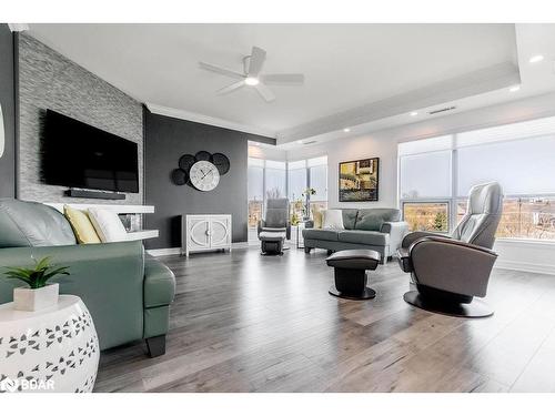 408-6 Toronto Street, Barrie, ON - Indoor Photo Showing Living Room