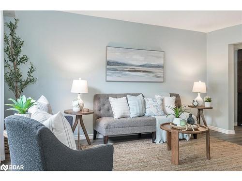 72 Oren Boulevard, Barrie, ON - Indoor Photo Showing Living Room