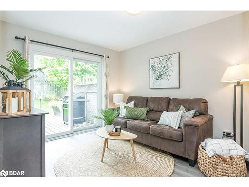 72 Oren Boulevard, Barrie, ON - Indoor Photo Showing Living Room