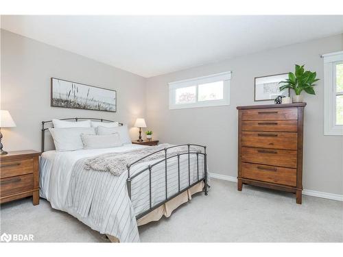 72 Oren Boulevard, Barrie, ON - Indoor Photo Showing Living Room