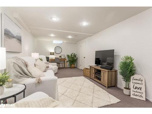 72 Oren Boulevard, Barrie, ON - Indoor Photo Showing Living Room