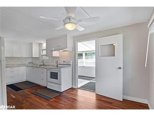 59 Hawthorne Drive, Innisfil, ON - Indoor Photo Showing Kitchen