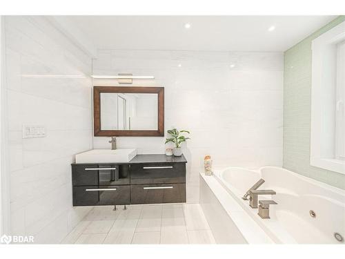 1627 Houston Avenue, Innisfil, ON - Indoor Photo Showing Bathroom