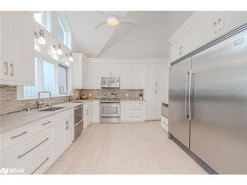 1627 Houston Avenue, Innisfil, ON - Indoor Photo Showing Kitchen With Upgraded Kitchen