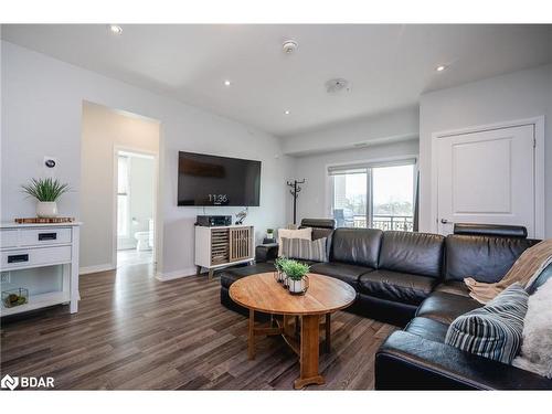 302-299 Cundles Road, Barrie, ON - Indoor Photo Showing Living Room