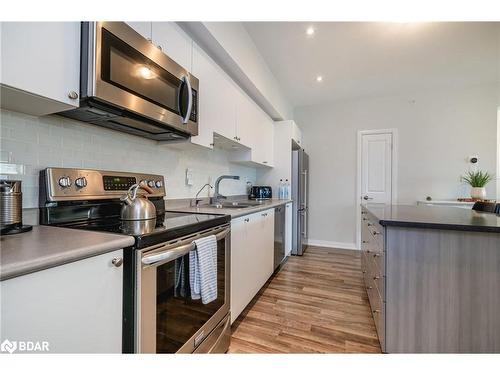 302-299 Cundles Road, Barrie, ON - Indoor Photo Showing Kitchen