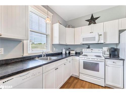 39-37 Butternut Lane, Prince Edward County, ON - Indoor Photo Showing Kitchen