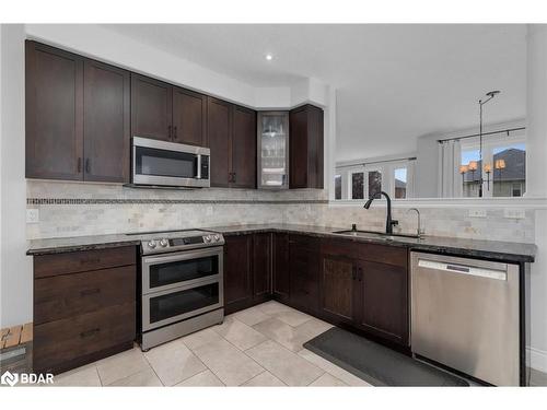 61 Sovereign'S Gate, Barrie, ON - Indoor Photo Showing Kitchen