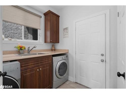 61 Sovereign'S Gate, Barrie, ON - Indoor Photo Showing Laundry Room