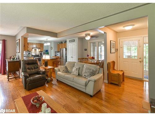 3330 Line 6 North Line, Sugarbush, ON - Indoor Photo Showing Living Room