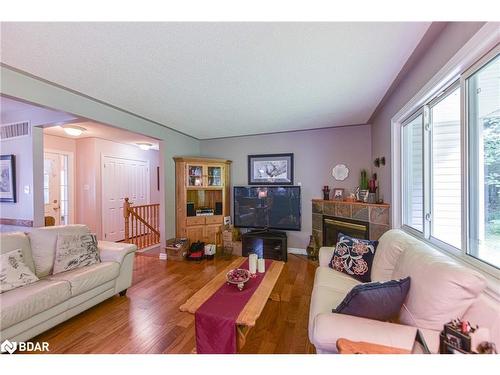 3330 Line 6 North Line, Sugarbush, ON - Indoor Photo Showing Living Room