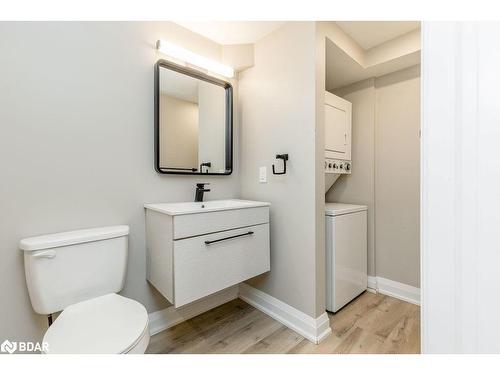 83 Marshall Street, Barrie, ON - Indoor Photo Showing Bathroom