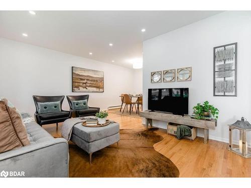 83 Marshall Street, Barrie, ON - Indoor Photo Showing Living Room