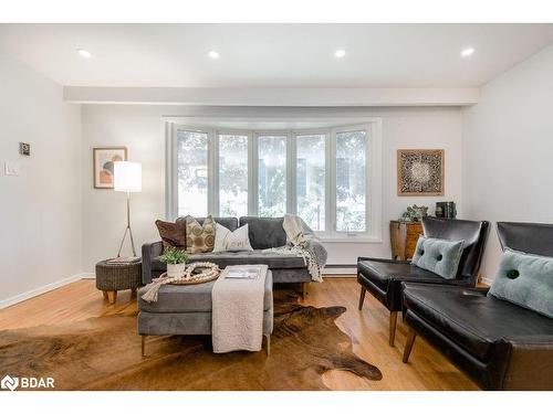 83 Marshall Street, Barrie, ON - Indoor Photo Showing Living Room