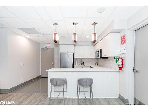 511-111 Worsley Street, Barrie, ON - Indoor Photo Showing Kitchen