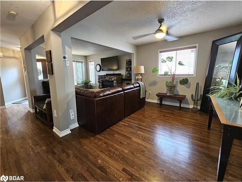 11 Nicholson Drive, Barrie, ON - Indoor Photo Showing Living Room