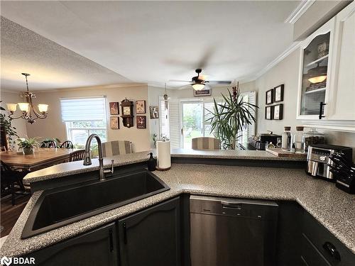 11 Nicholson Drive, Barrie, ON - Indoor Photo Showing Kitchen