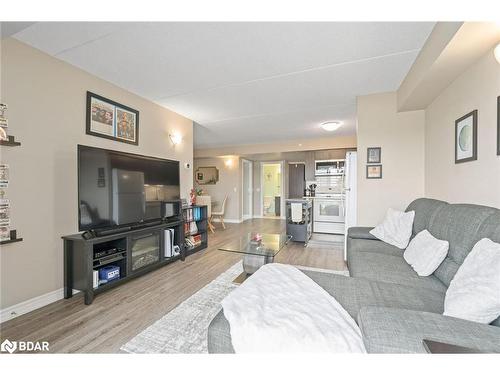 207-716 Main Street, Halton, ON - Indoor Photo Showing Living Room