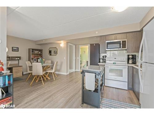 207-716 Main Street, Halton, ON - Indoor Photo Showing Kitchen