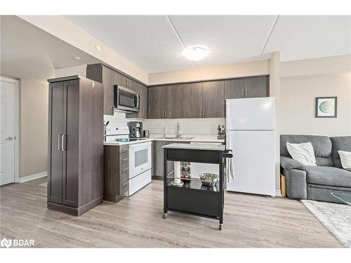 207-716 Main Street, Halton, ON - Indoor Photo Showing Kitchen