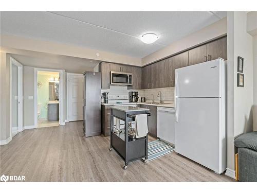 207-716 Main Street, Halton, ON - Indoor Photo Showing Kitchen