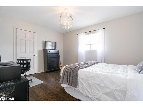 62 Silver Trail, Barrie, ON - Indoor Photo Showing Bedroom