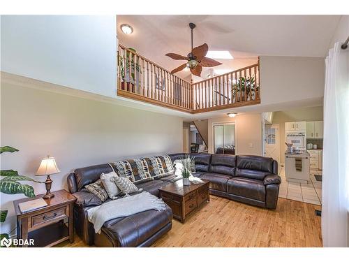 326 Crawford Street, Orillia, ON - Indoor Photo Showing Living Room