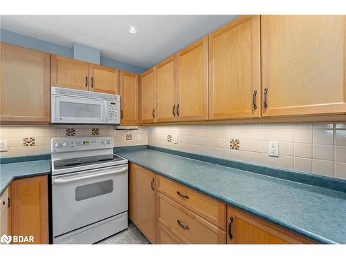 208-110 Steamship Bay, Gravenhurst, ON - Indoor Photo Showing Kitchen