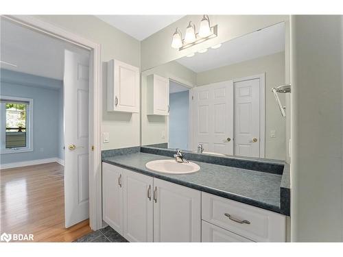 208-110 Steamship Bay, Gravenhurst, ON - Indoor Photo Showing Bathroom