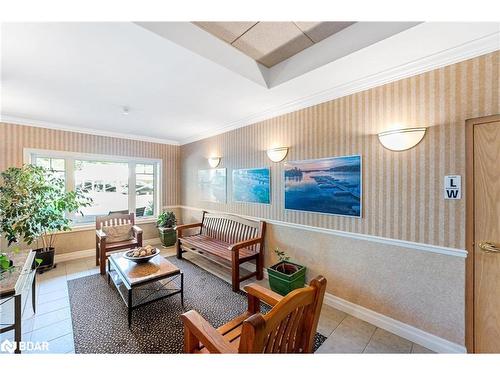 208-110 Steamship Bay, Gravenhurst, ON - Indoor Photo Showing Living Room