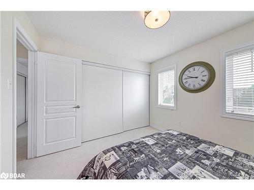 202 Sovereign'S Gate, Barrie, ON - Indoor Photo Showing Bedroom