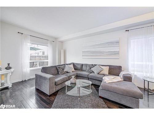 202 Sovereign'S Gate, Barrie, ON - Indoor Photo Showing Living Room