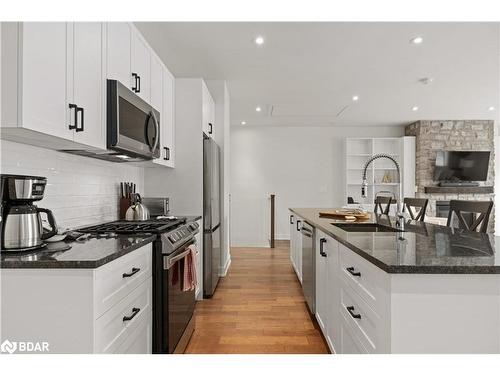 A203/204-1869 Highway 118 Road W, Bracebridge, ON - Indoor Photo Showing Kitchen With Upgraded Kitchen