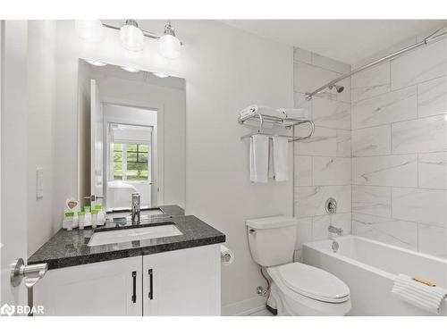 A203/204-1869 Highway 118 Road W, Bracebridge, ON - Indoor Photo Showing Bathroom